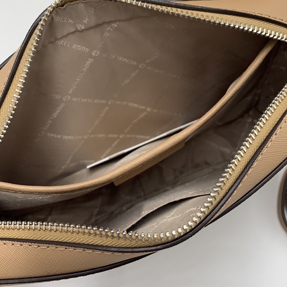 Michael Kors Jet Set Item Large East West Zip Crossbody Leather Camel
NWT - Picture 9 of 16